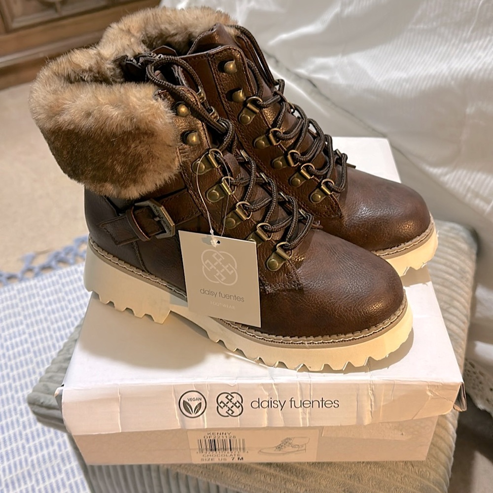 •New with Tags Women’s Daisy Fuentes Kenny Boot Size 7•